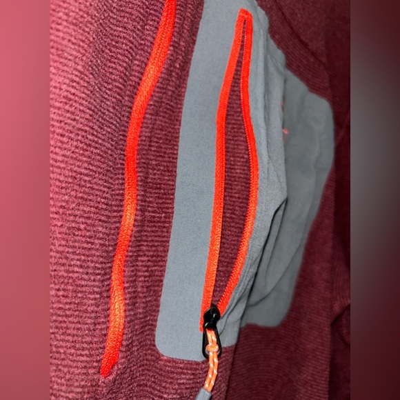 L.L. Bean Men’s XL Burgundy Fleece Quarter-Zip Pullover - Picture 6 of 9